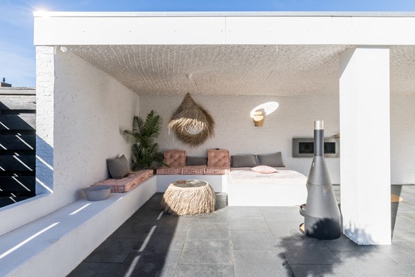 Foto - Te koop: Op een schitterende en rustige locatie in de geliefde villawijk "Moltbos" staat deze stijlvolle, vrijstaande villa met een uitzonderlijk royaal woonoppervlak.